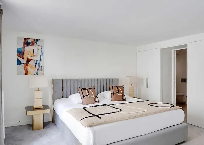 Sublime 6p Champs-elysees, Montaigne * パリ